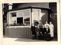 Familie-Balzer-vor-Bahnhofsvorsteherbro-1934