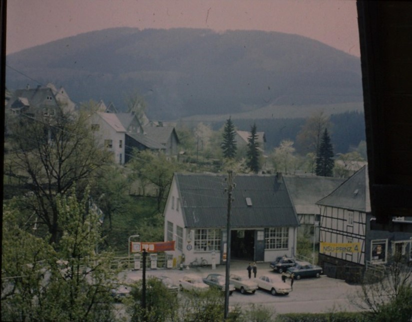 Lauber: Tankstelle und NSU-Werbung